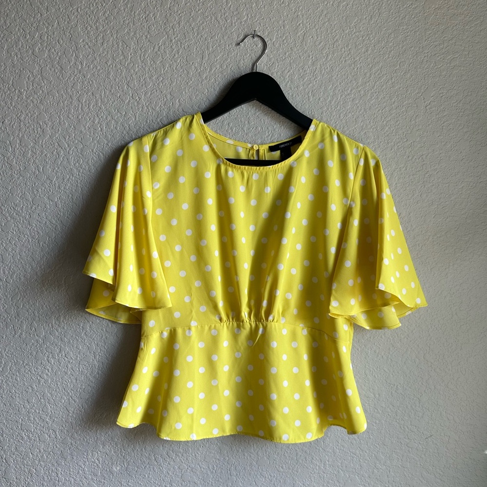💛🆕F21 Yellow Polka Dot Flutter Sleeve Open Back Peplum Blouse ✨NWT✨